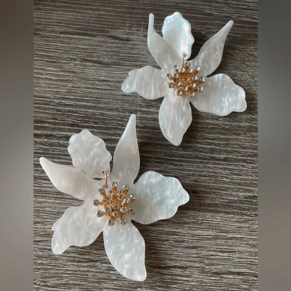 White Flower earrings A259 - Picture 1 of 4